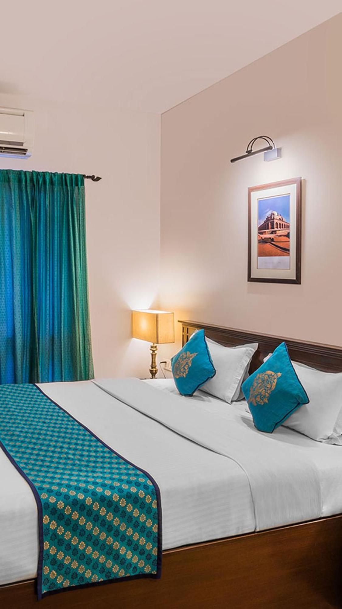 Airport Hotel Golden Bliss Near Delhi Airport 뉴델리 외부 사진