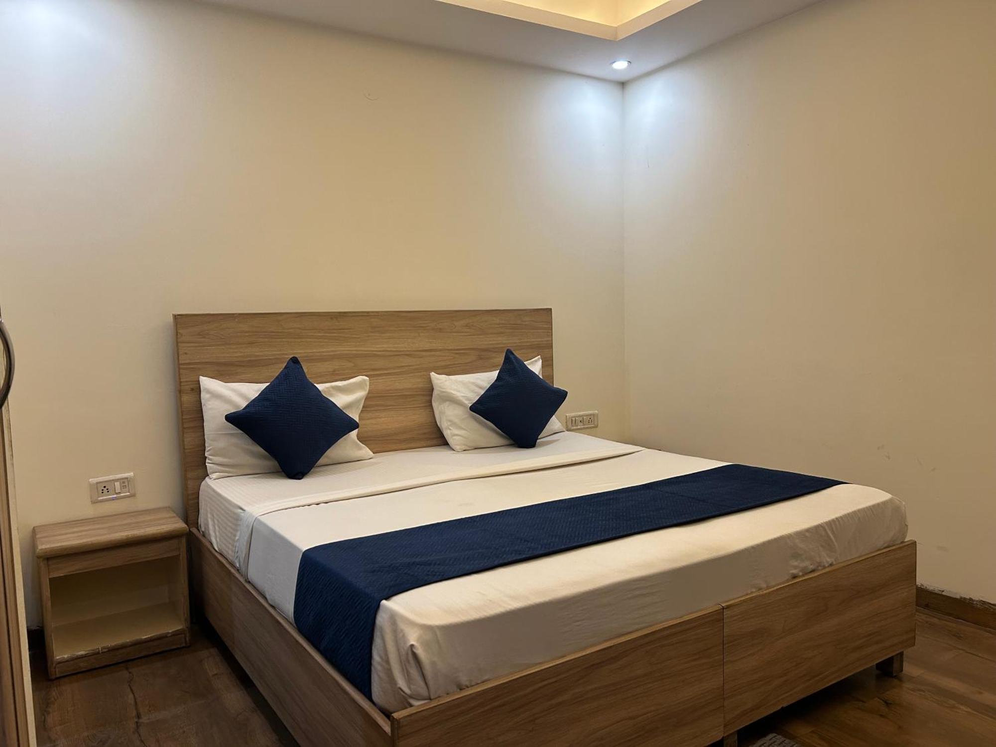Airport Hotel Golden Bliss Near Delhi Airport 뉴델리 외부 사진