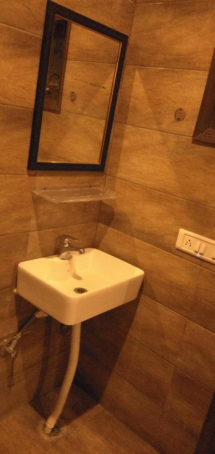 Airport Hotel Golden Bliss Near Delhi Airport 뉴델리 외부 사진